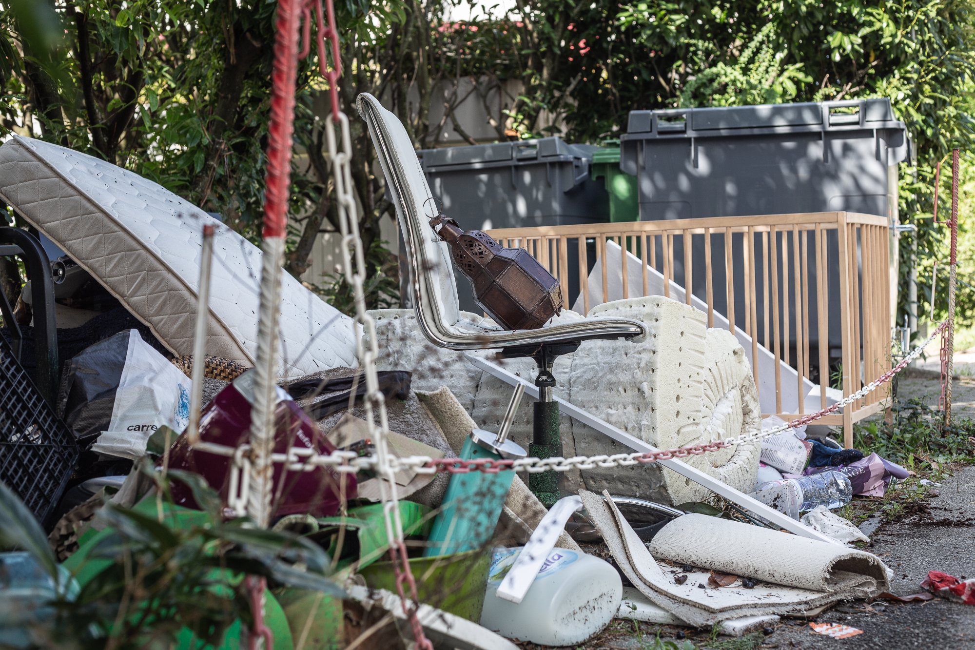 Depuis près d'un mois, des déchets s'accumulent le long du chemin de la Redoute à Nyon