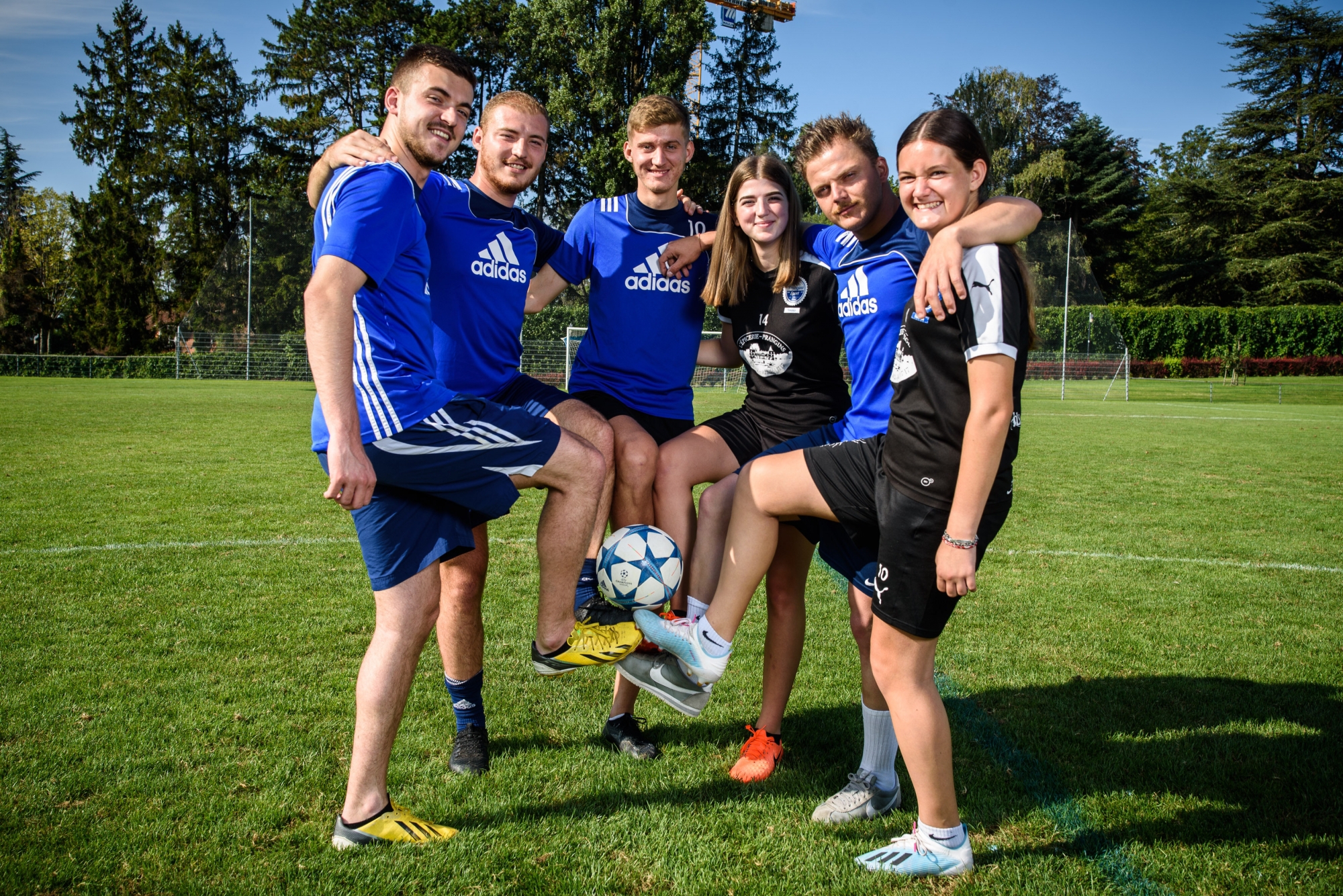 Besnik, Denis, Idriz, Lorena, Dijamant et Agnesa Bega (de g. à dr.) partagent un amour commun pour le football.