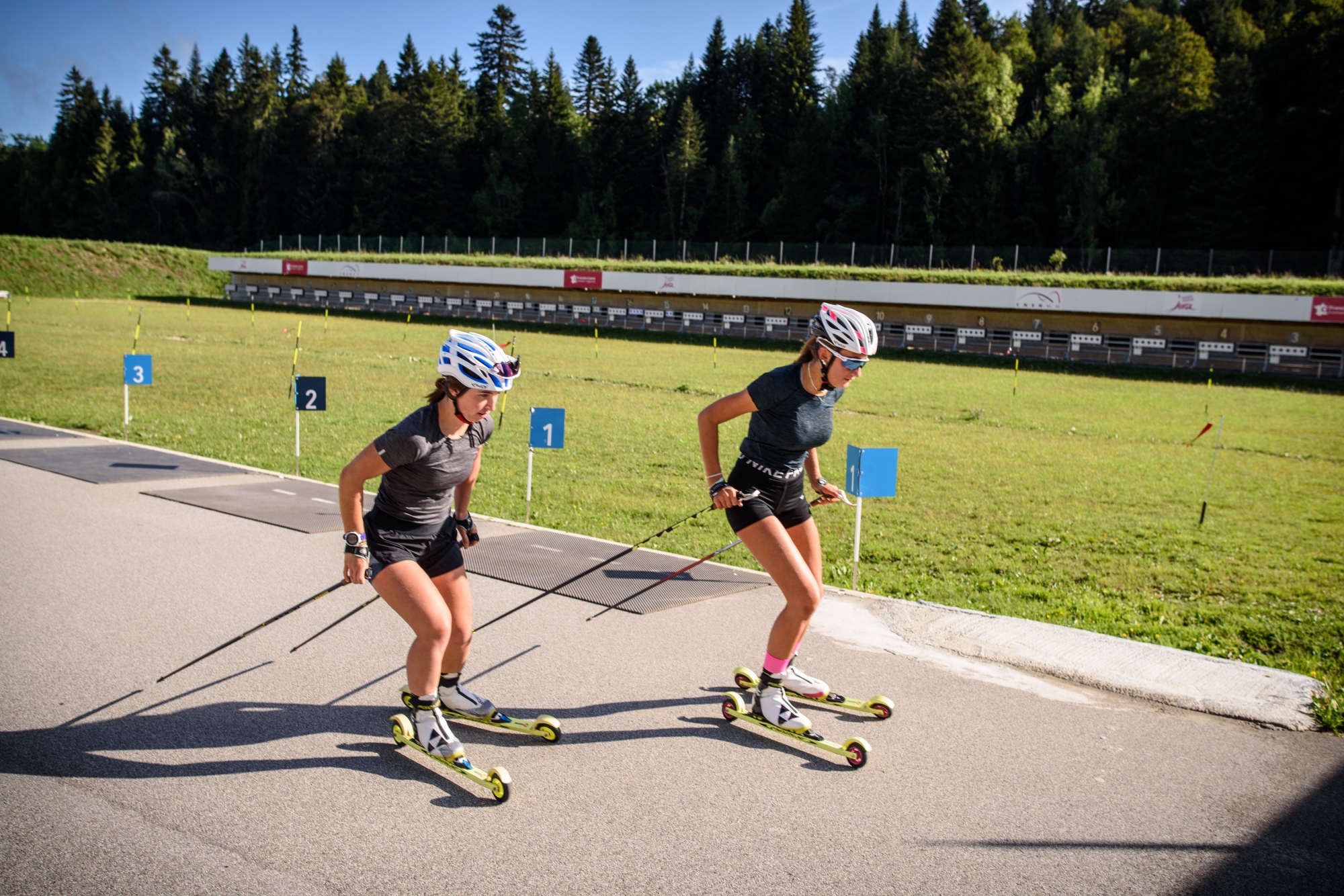 Avec ses pistes en bitume et son pas de tir exigeant, le Stade de ski nordique des Tuffes est surtout utile durant l'été pour la préparation des futurs champions du biathlon, du ski de fond ou du saut à ski français. 