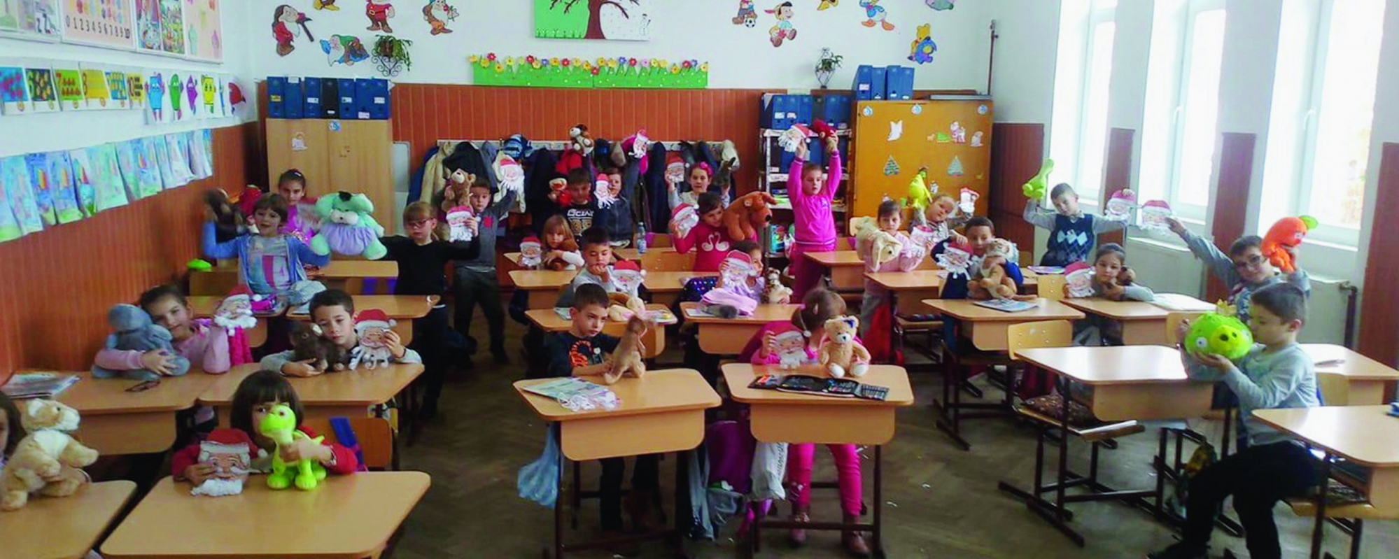 Une des classes de la commune de Jidvei, en Transsylvanie roumaine, après la réception de mobilier et de peluches.