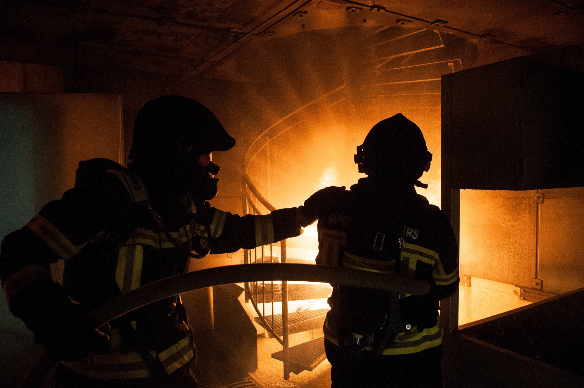 Les pompiers du pays sont réunis au sein d'une association faîtière qui a pour objectif d'uniformiser les formations et le matériel, ainsi que d'assurer la défense de leurs intérêts.
