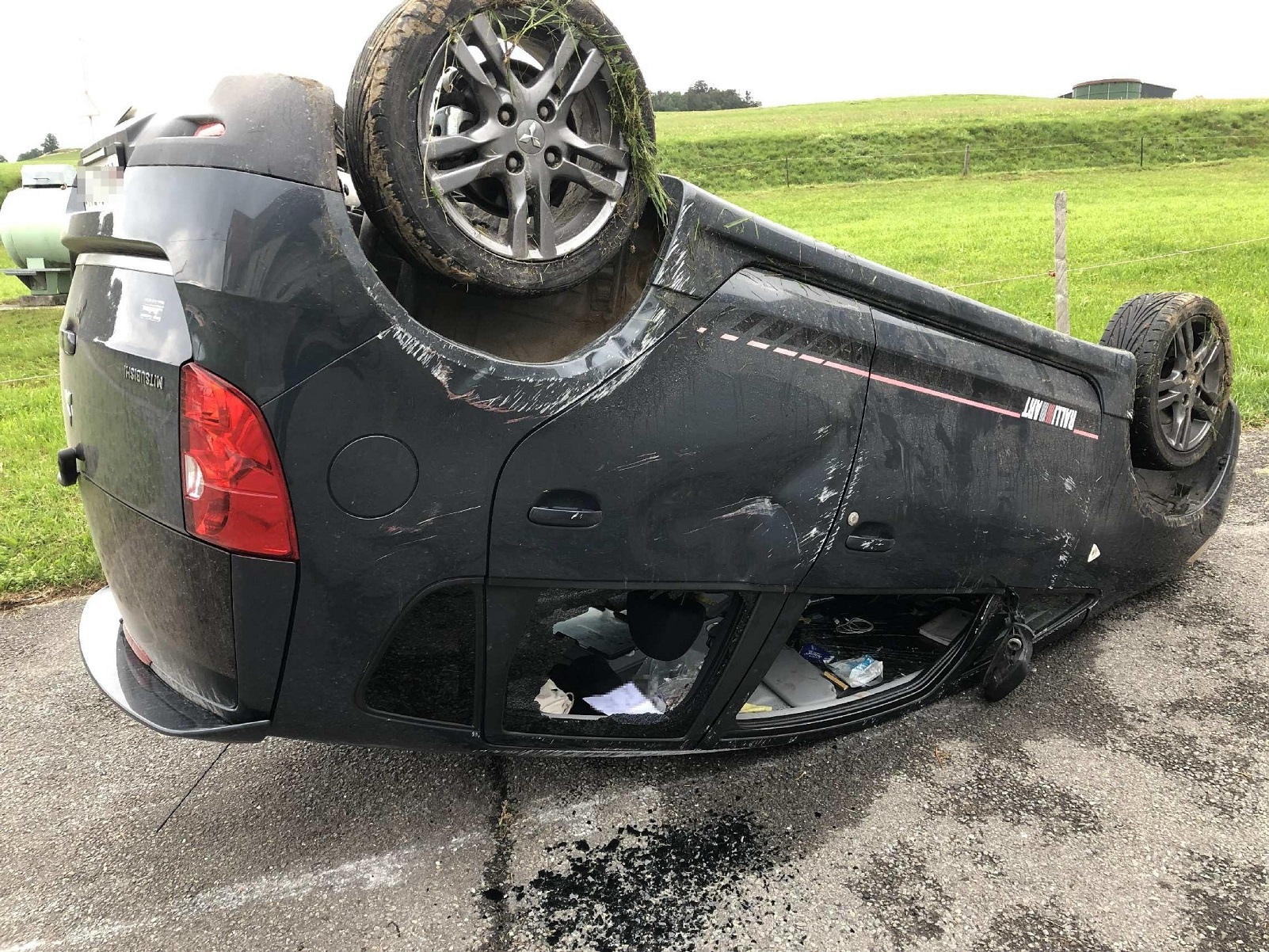 La voiture a été traînée jusque sur la place d’une habitation voisine avec l'aide d'un tiers.