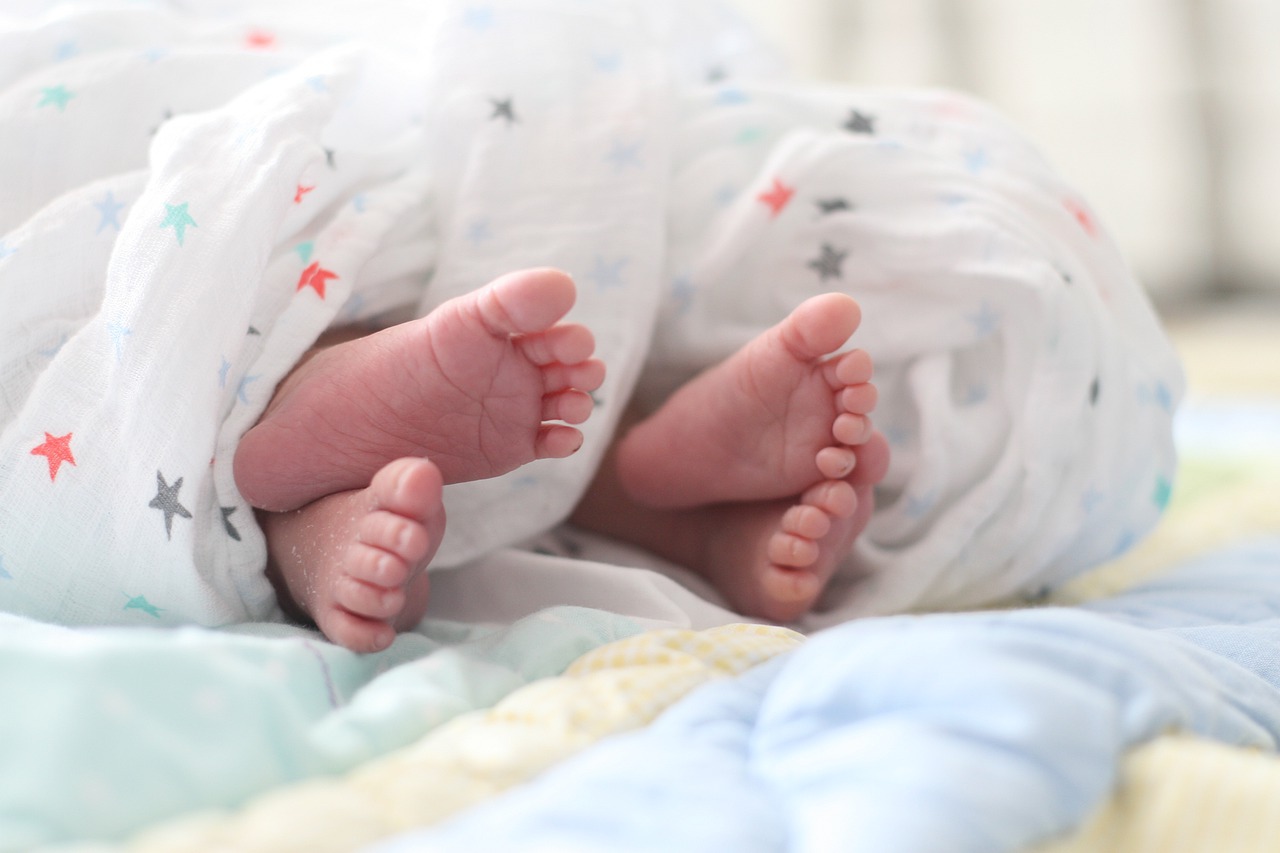 A la maternité, les médecins lui annoncent tout d'abord des jumeaux...