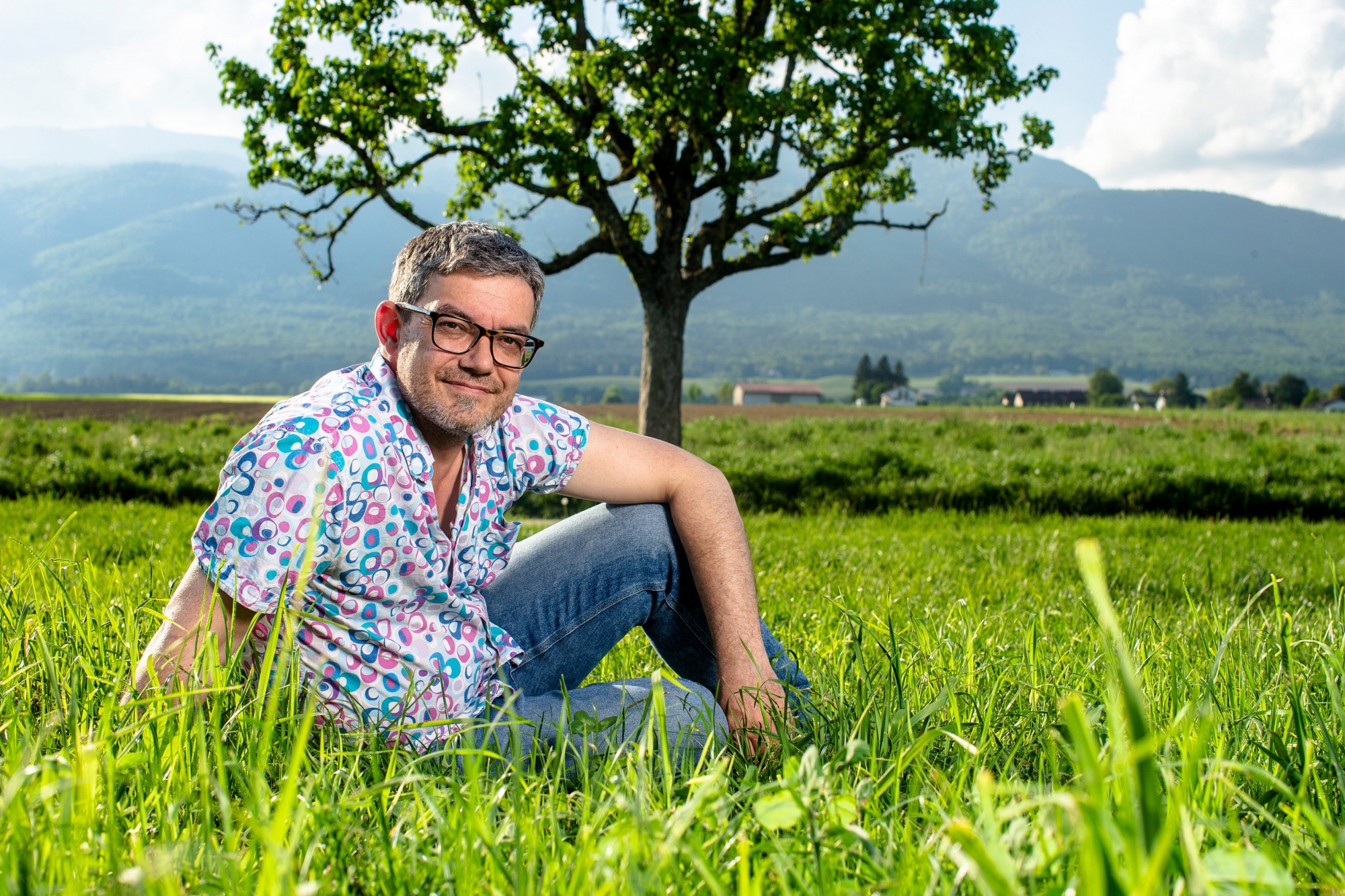 Didier Sandoz dans un champ de Chéserex, au coeur d'une région nyonnaise qu'il raconte avec passion depuis trente ans.