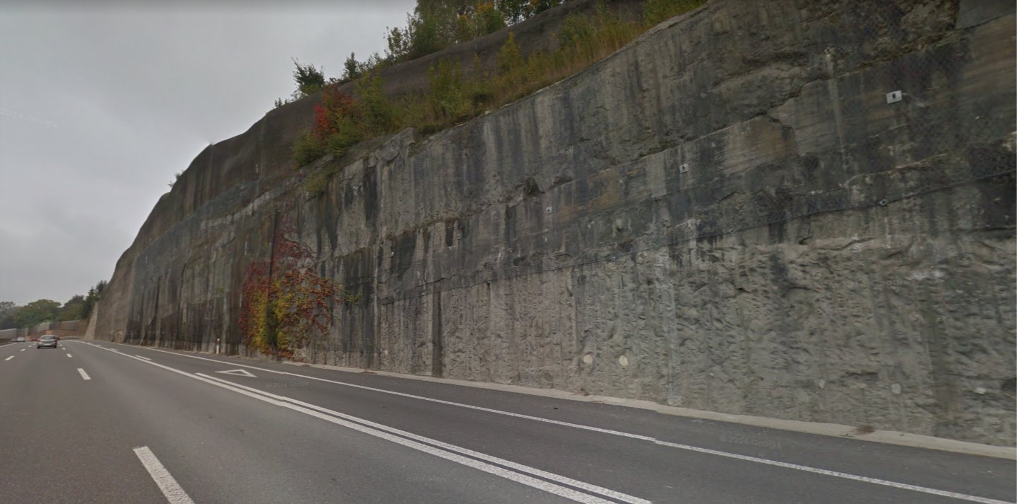 La paroi rocheuse longeant l'entrée d'autoroute doit être sécurisée.