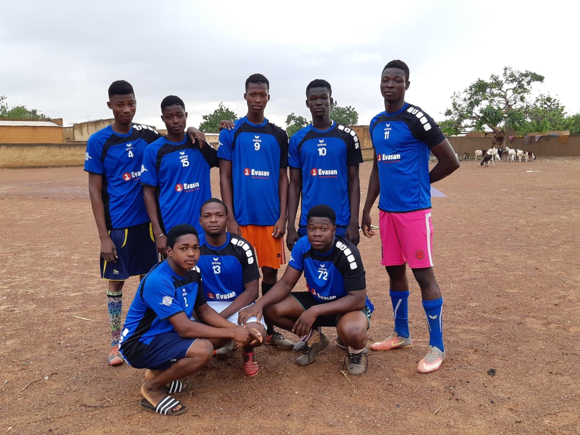 À Ouagadougou, les jeunes Burkinabés portent fièrement les couleurs begninoises.