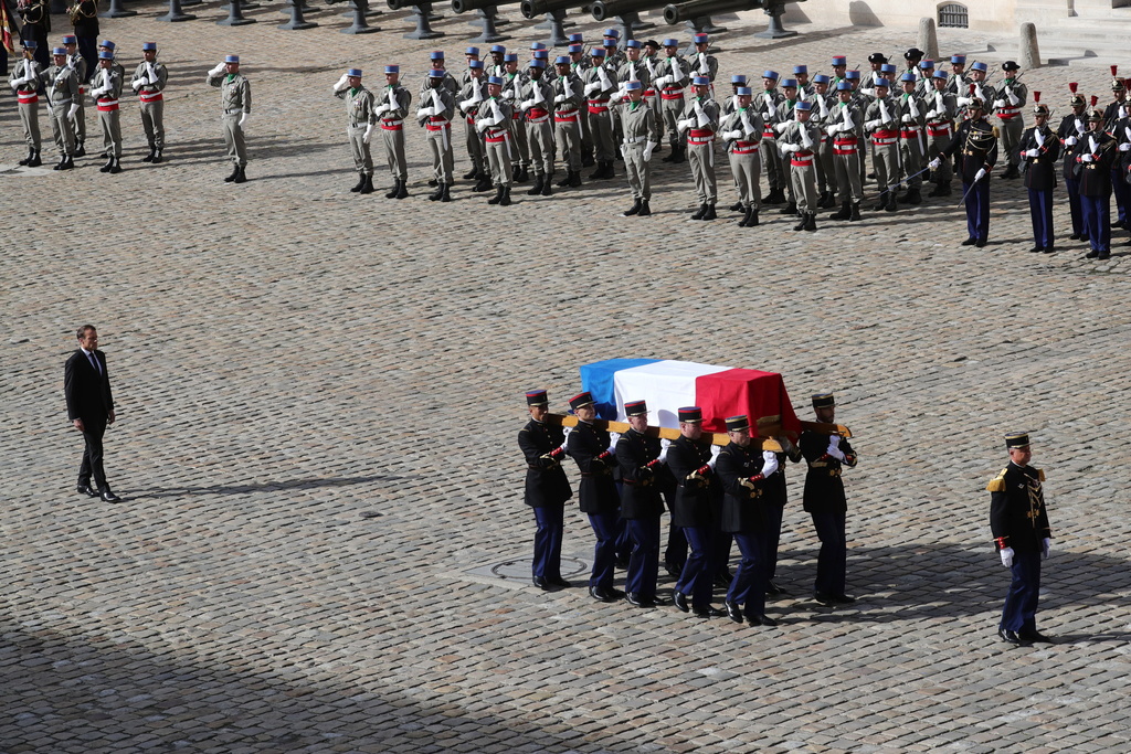 Dans la cour des Invalides, le président Emmanuel Macron a accompagné la dépouille de son prédécesseur.