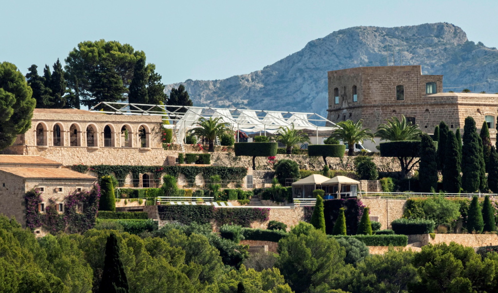 Le champion espagnol a dit oui à celle qui partage sa vie depuis 14 ans devant 350 invités au château de Sa Fortalesa, à Pollença (nord-est de l'île).