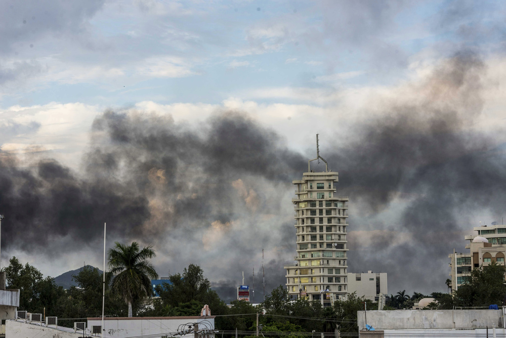 Plusieurs explosions de véhicules ont eu lieu, créant ainsi une épaisse fumée. 