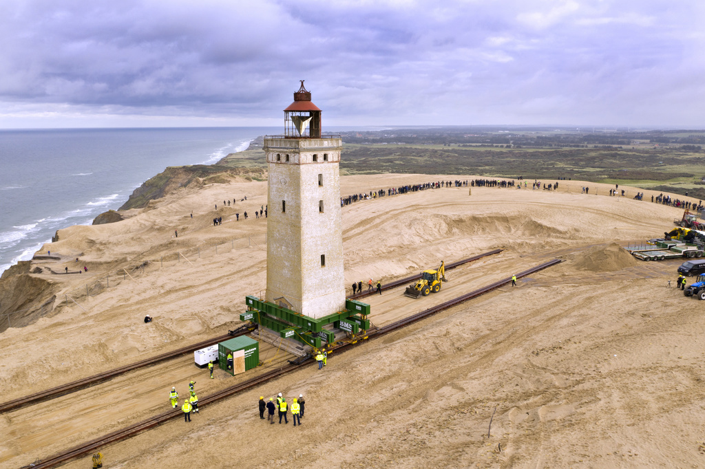 Le phare de 700 tonnes a été déplacé de 70 mètres grâce à des rails.