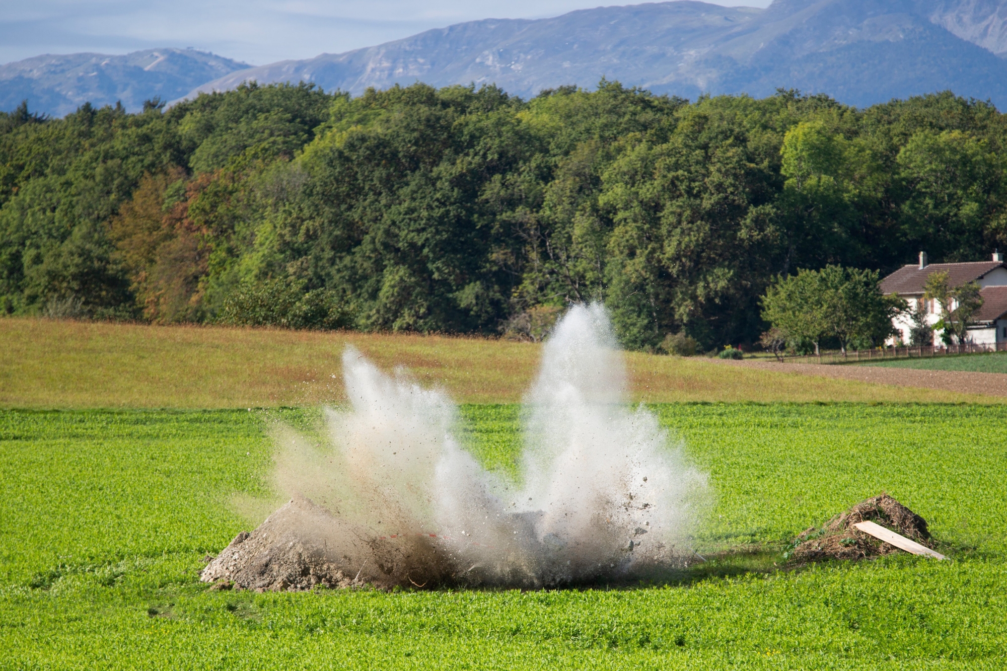 Les détonations ont brisé en morceaux les socles en béton qui soutenaient les antennes à Prangins.