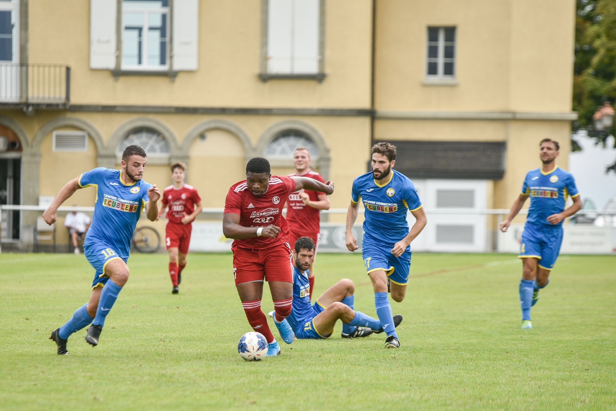 Nick Amougou (en rouge) et Aubonne foncent vers les finales.