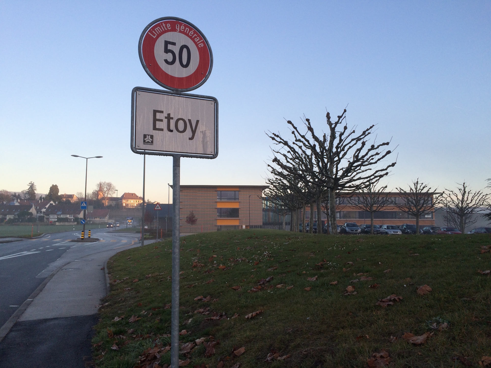 Le site des Communaux à l'entrée d'Etoy abrite les installations scolaires et la salle polyvalente.