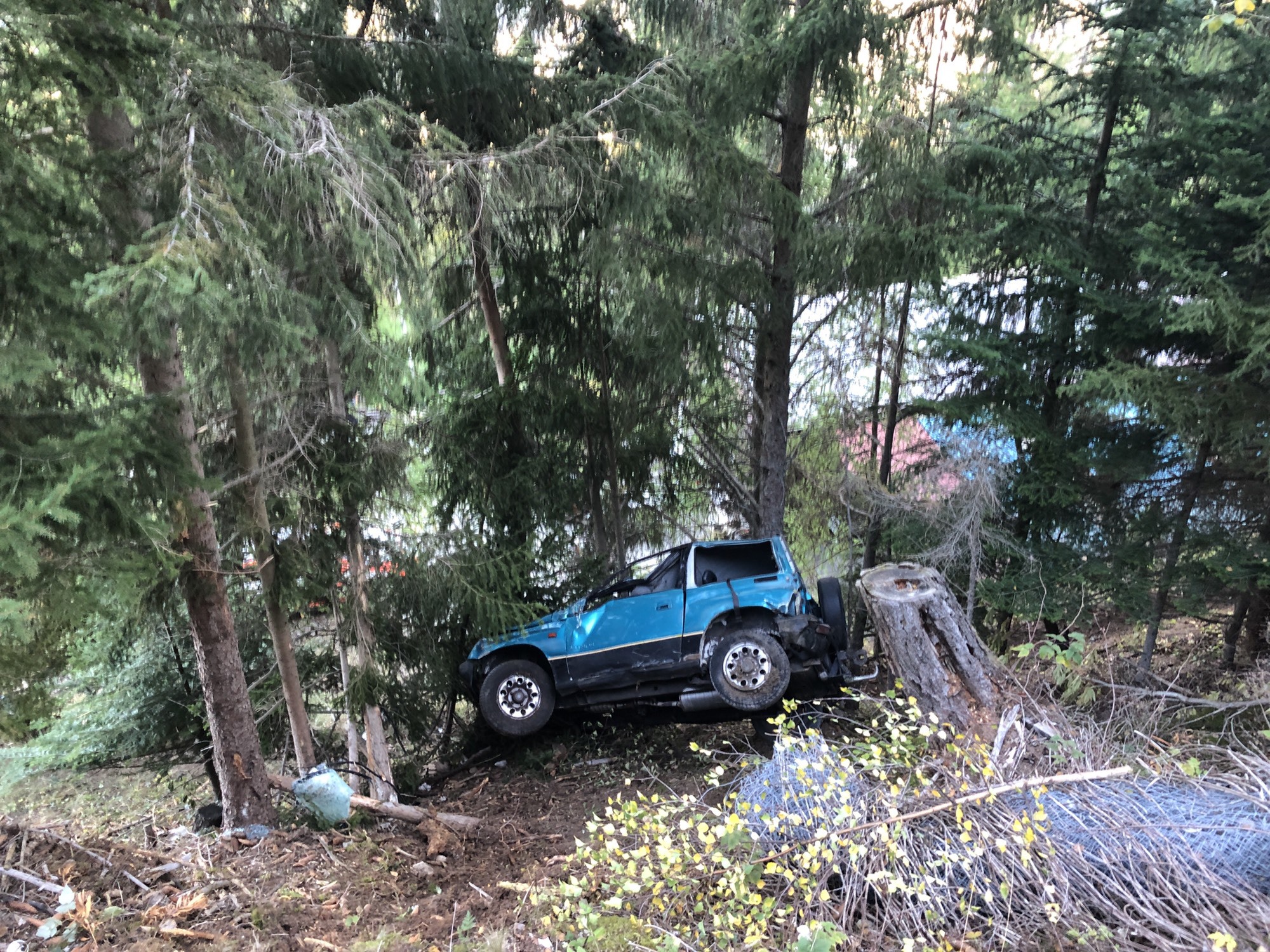 Le véhicule s'est renversé dans un terrain escarpé avant de s’immobiliser dans la forêt.