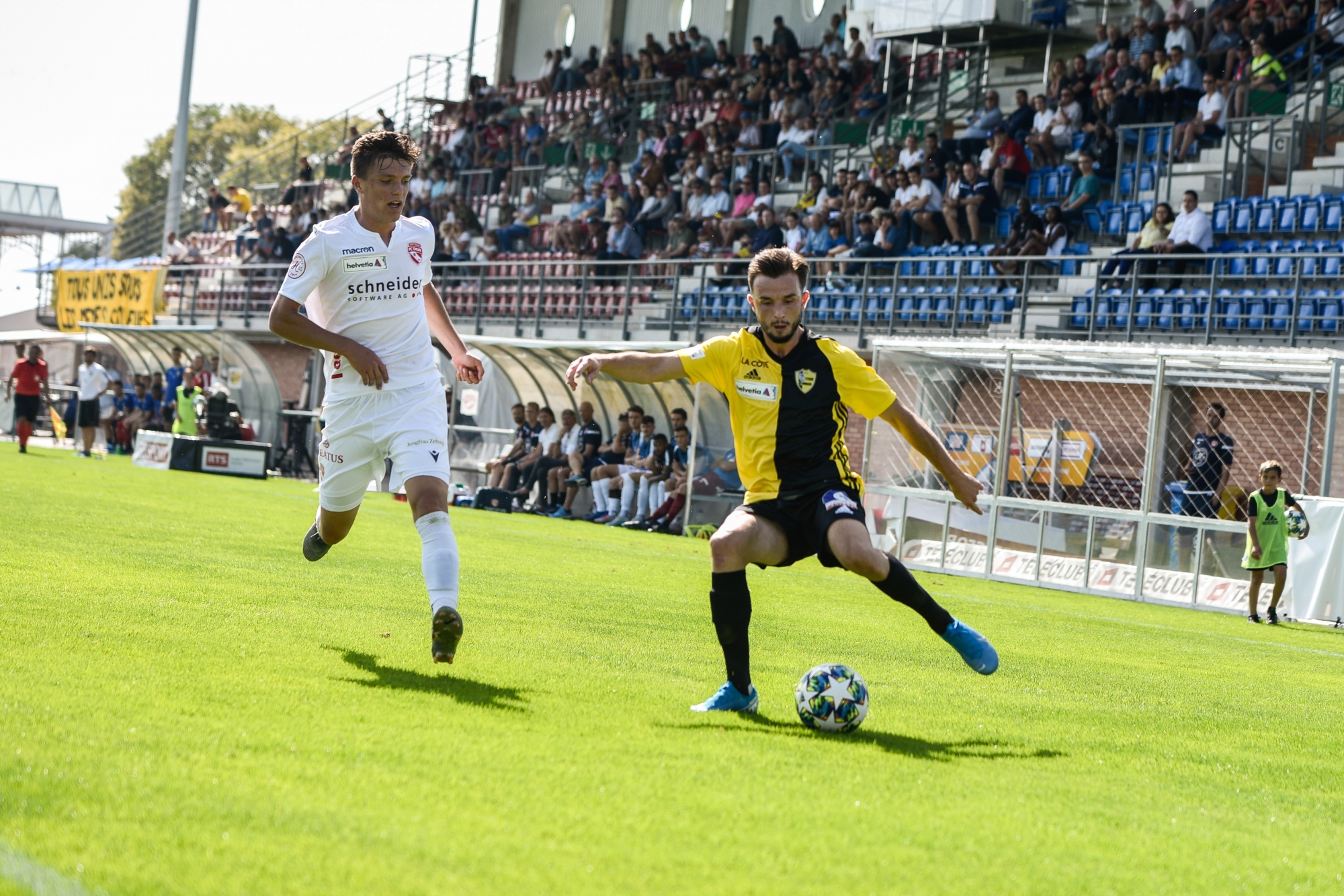 Auteur du 3e but, Mergim Qarri (à dr.) a contribué à la large victoire du Stade à Bavois