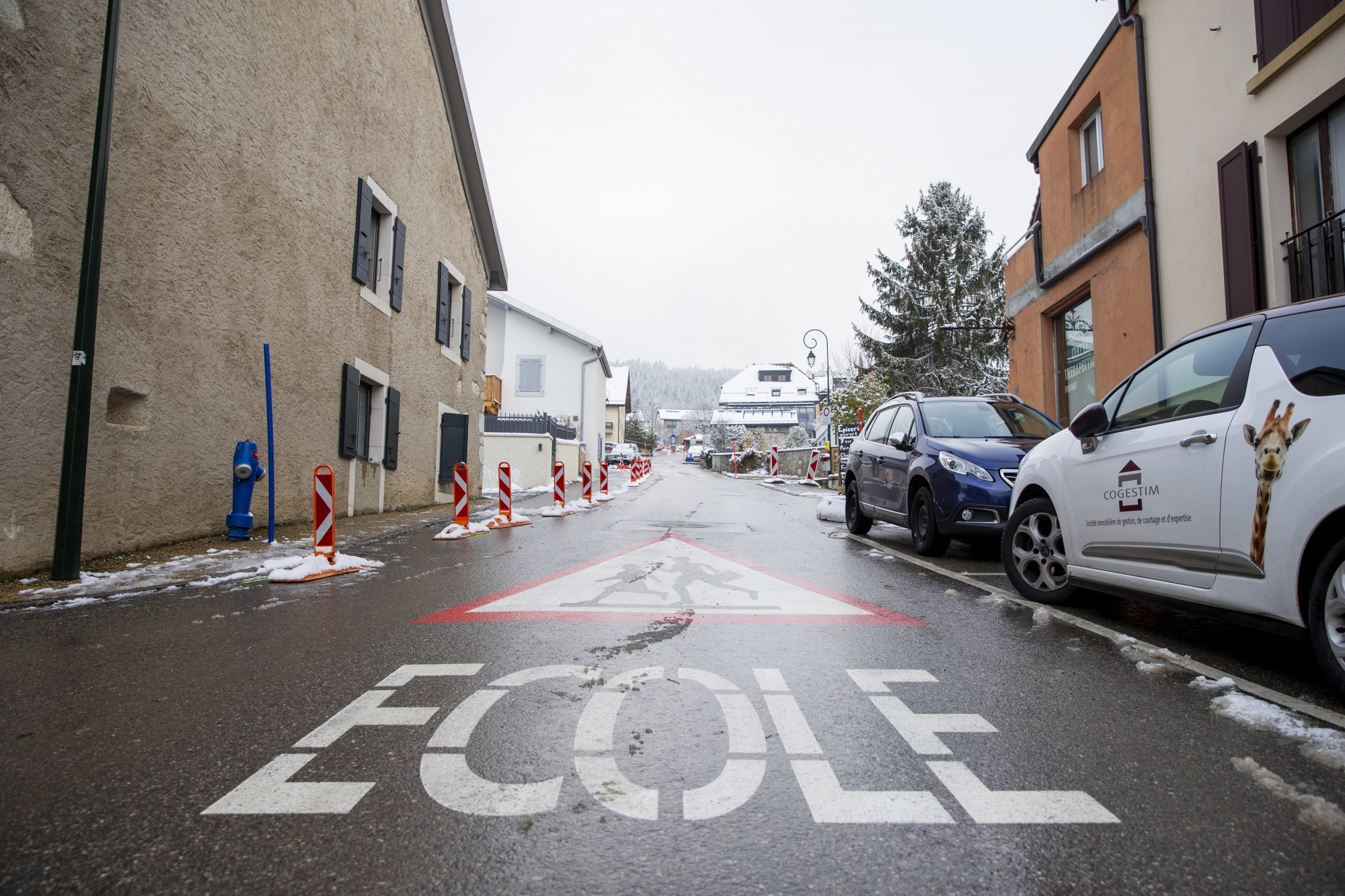 La rue du Village d'Arzier-Le Muids sera définitivement rouverte à la circulation après des aménagements pour améliorer la sécurité.