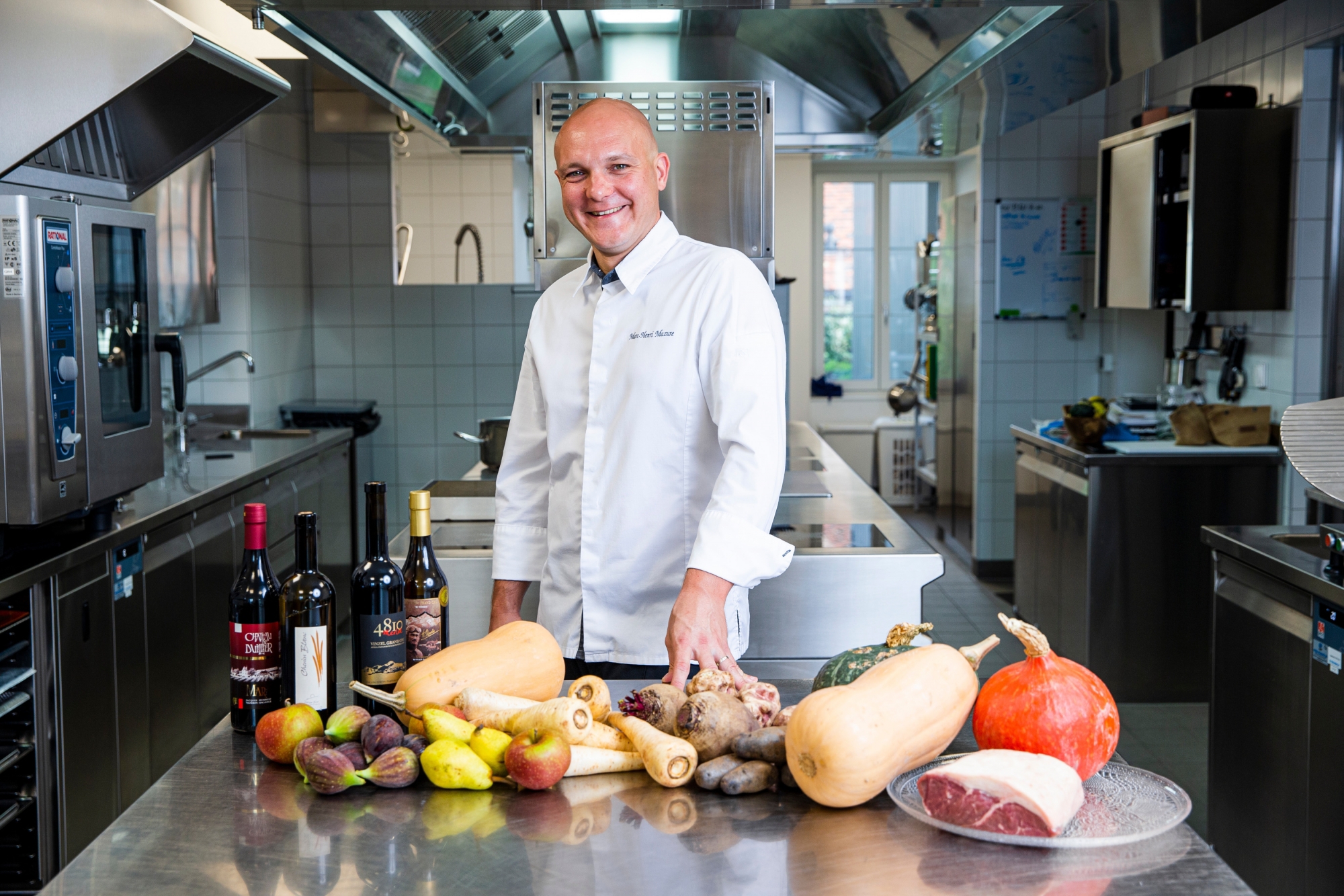 Marc-Henri Mazure dans sa cuisine de Trélex. Le chef n'y travaille, à merveille, que des produits frais, quasi exclusivement locaux.