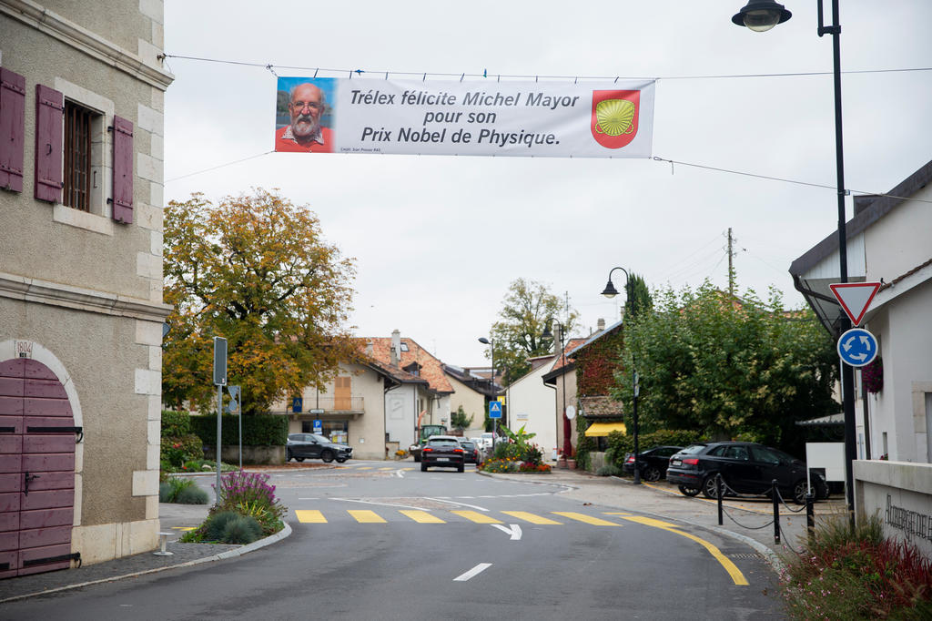 Trélex a demandé la création d'une banderole pour honorer Michel Mayor. 