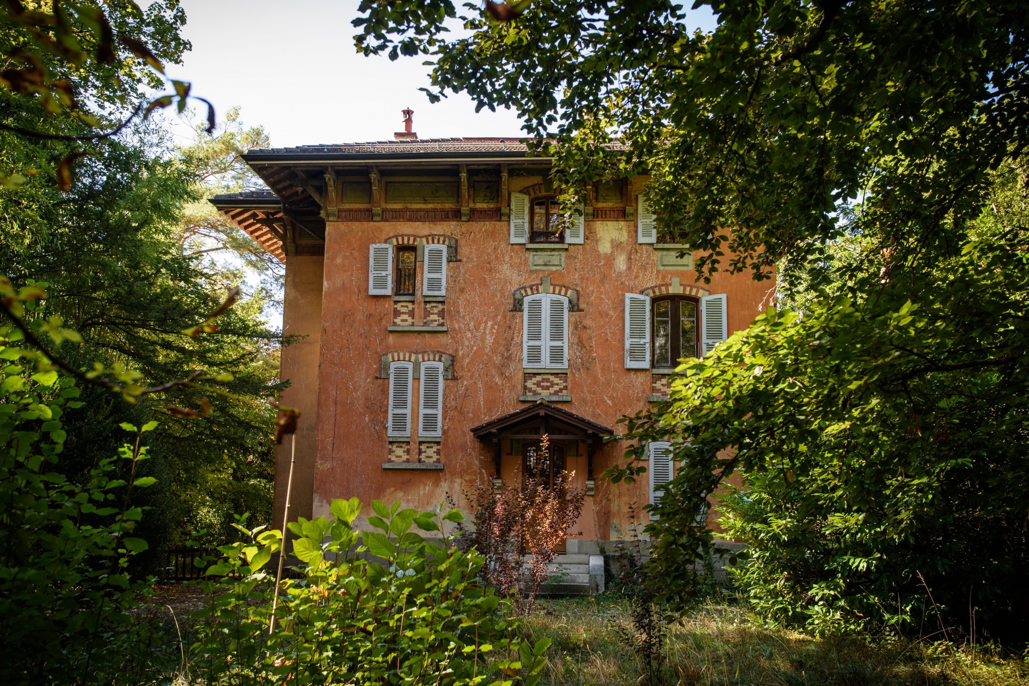 Le service des monuments et sites redoute qu'un déplacement de la villa pour la rapprocher de la route de Saint-Cergue ne dénature ce bâtiment dans son environnement. Il entend la classer comme monument historique.