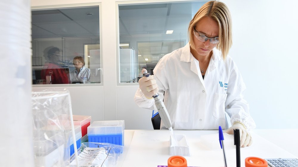 Dans les laboratoires d'Eysins, les chercheurs de Fresenius Kabi SwissBioSim élaborent de nouveaux processus de production de traitements issus de cellules vivantes et tombés dans le domaine public. 