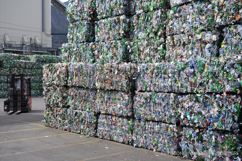 Pour le Conseil fédéral, trop de bouteilles en PET finissent encore dans les poubelles réservées au plastique.