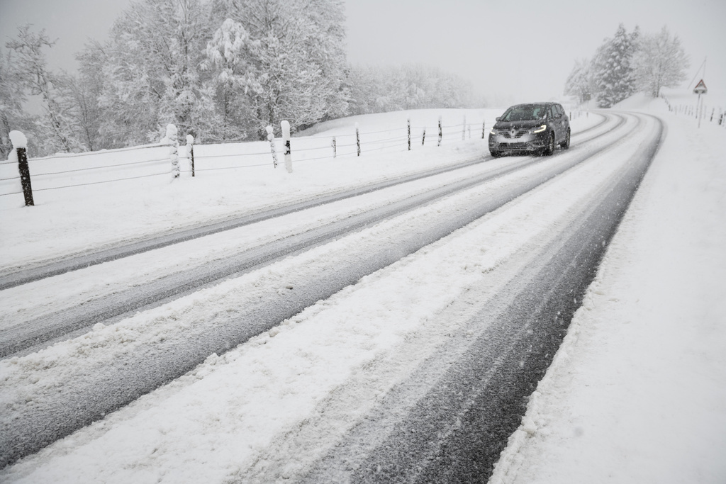 Jusqu'à 20 centimètres de neige à basse altitude et jusqu'à 30 centimètres dès 300 mètres sont attendus, selon Météo France (illustration).