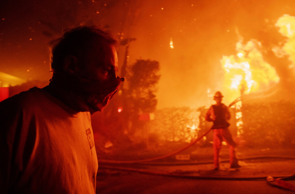 A Los Angeles, plus de 7000 personnes ont dû quitter leur maison depuis lundi en raison du "Getty Fire".