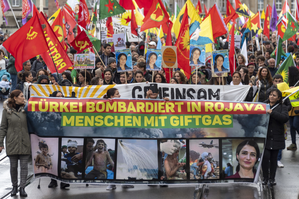 Les manifestants ont notamment accusé Turcs et Syriens d'utiliser des gaz toxiques contre les Kurdes.