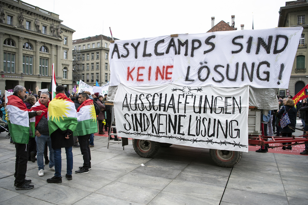 Quelque 500 réfugiés et leurs soutiens prennent part à la manifestation. "Les camps de réfugiés ne sont pas une solution", peut-on lire sur un bandeau.