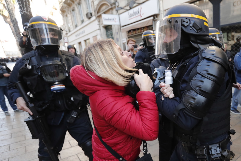 Tant les forces de l'ordre que les manifestants ont fait preuve de violence lors du 52e acte de la mobilisation des "gilets jaunes" à Montpellier samedi.