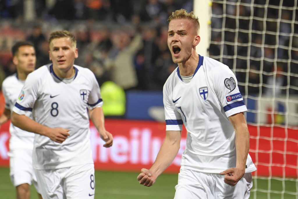 Jasse Tuominen exprimer sa joie après le premier but de la Finlande.