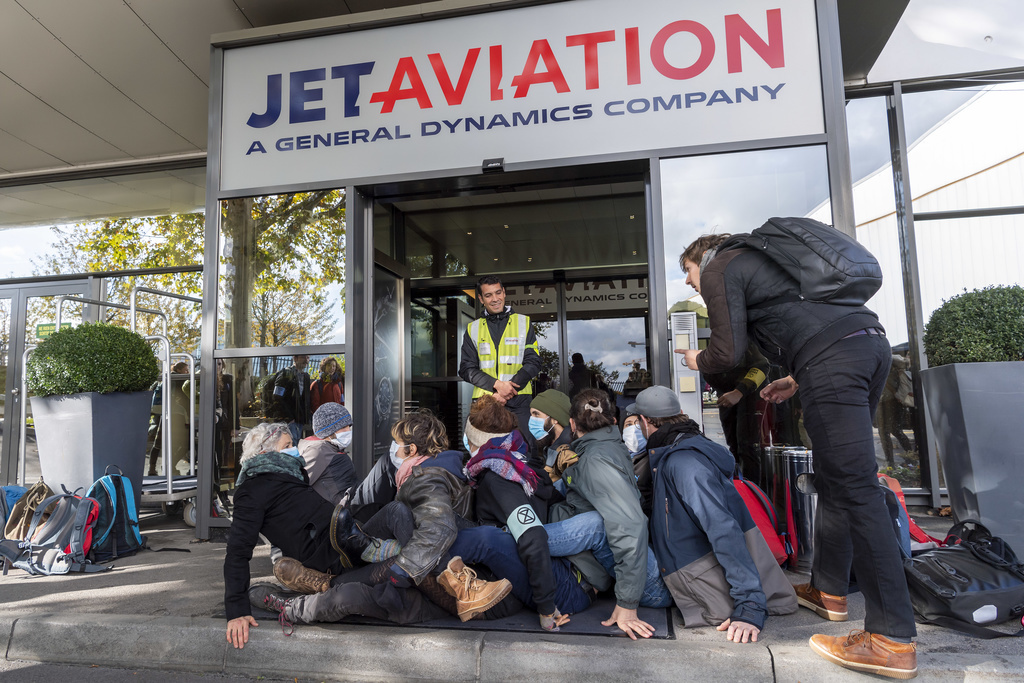 Les militants se sont assis devant l'entrée du terminal pour la bloquer.