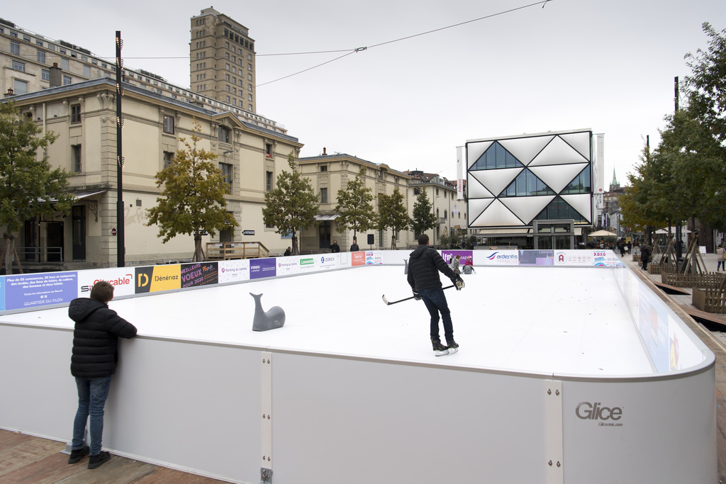  La patinoire mobile du Flon à Lausanne se trouve par exemple à proximité des commerces et des restaurants.