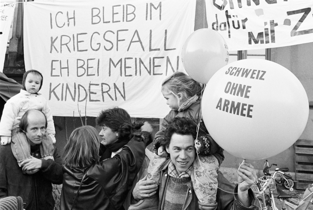 Le 26 novembre 1989, jour du scrutin, des gens manifestent encore, ici à Bâle, pour l’adoption de l’initiative "Pour une Suisse sans armée et une attitude politique globalement pacifique".