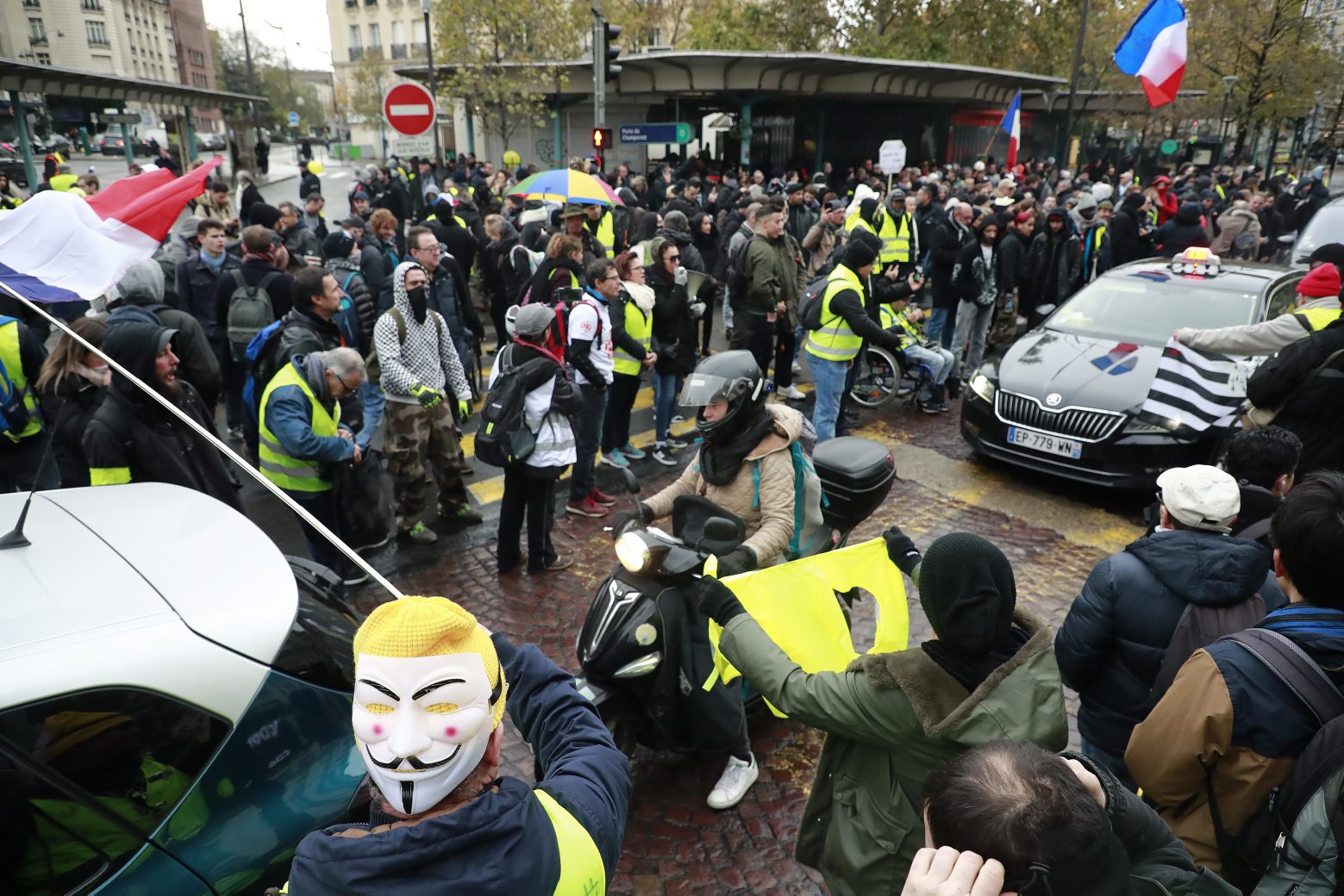 epa08001054 'Gilets Jaunes' (Yellow Vests) protesters gather at Porte de Champeret in Northern Paris as part of the 'Act 53' demonstration (the 53rd consecutive national protest on a Saturday) in Paris, France, 16 November 2019.  The so-called 'gilets jaunes' (yellow vests) call for a massive demonstration in Paris to mark the one-year anniversary of this protest movement.  EPA/CHRISTOPHE PETIT TESSON FRANCE YELLOW VESTS PROTEST