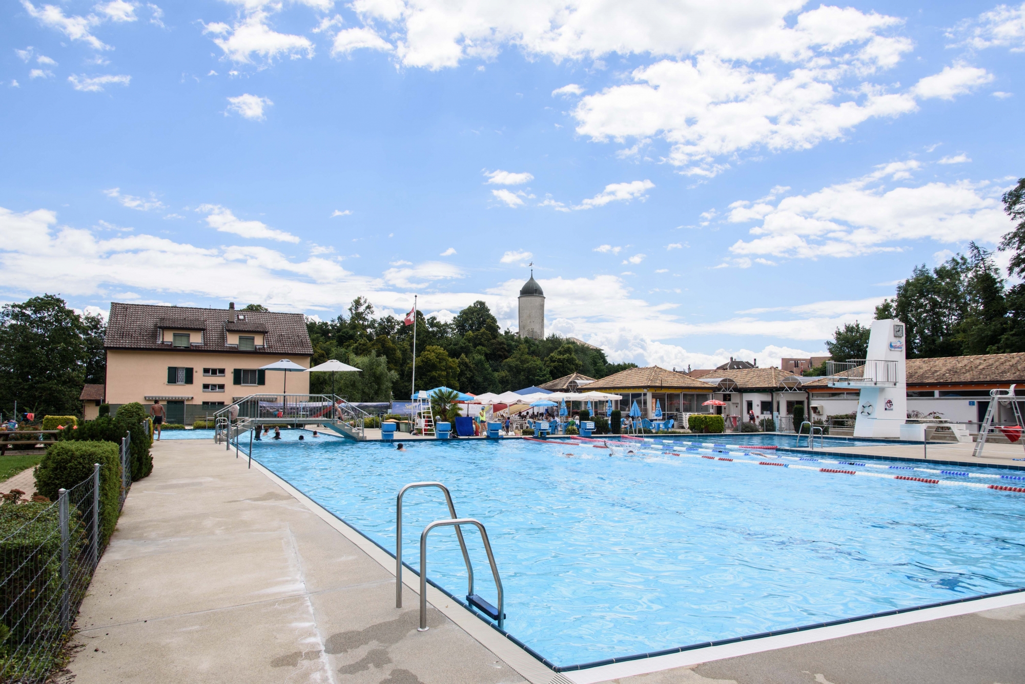 La piscine d'Aubonne est très prisée des baigneurs de toute la région mais aussi des sportifs lors du triathlon.
