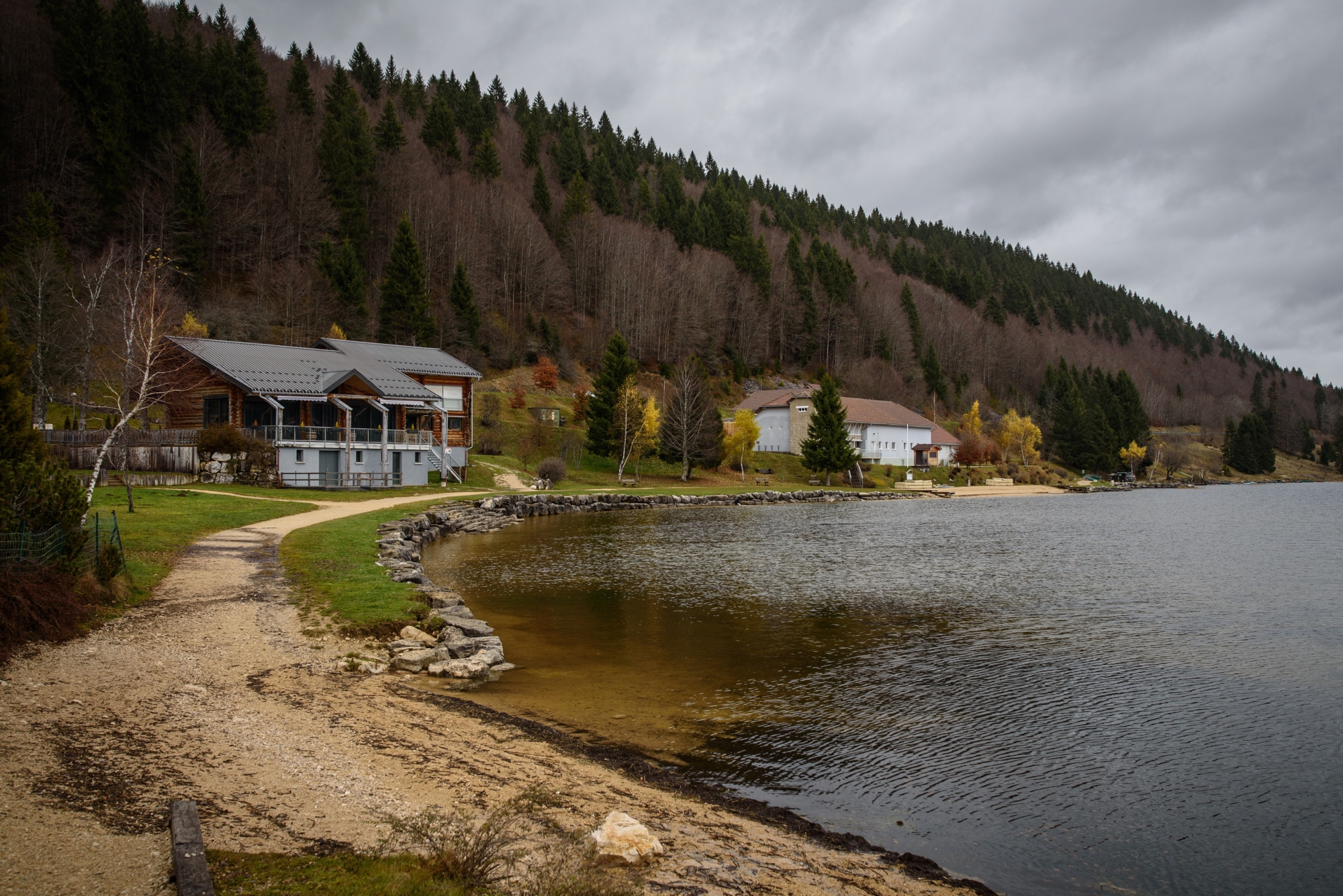 La station de traitement de l'eau, à droite de l'image, se trouve au bord du lac des Rousses.