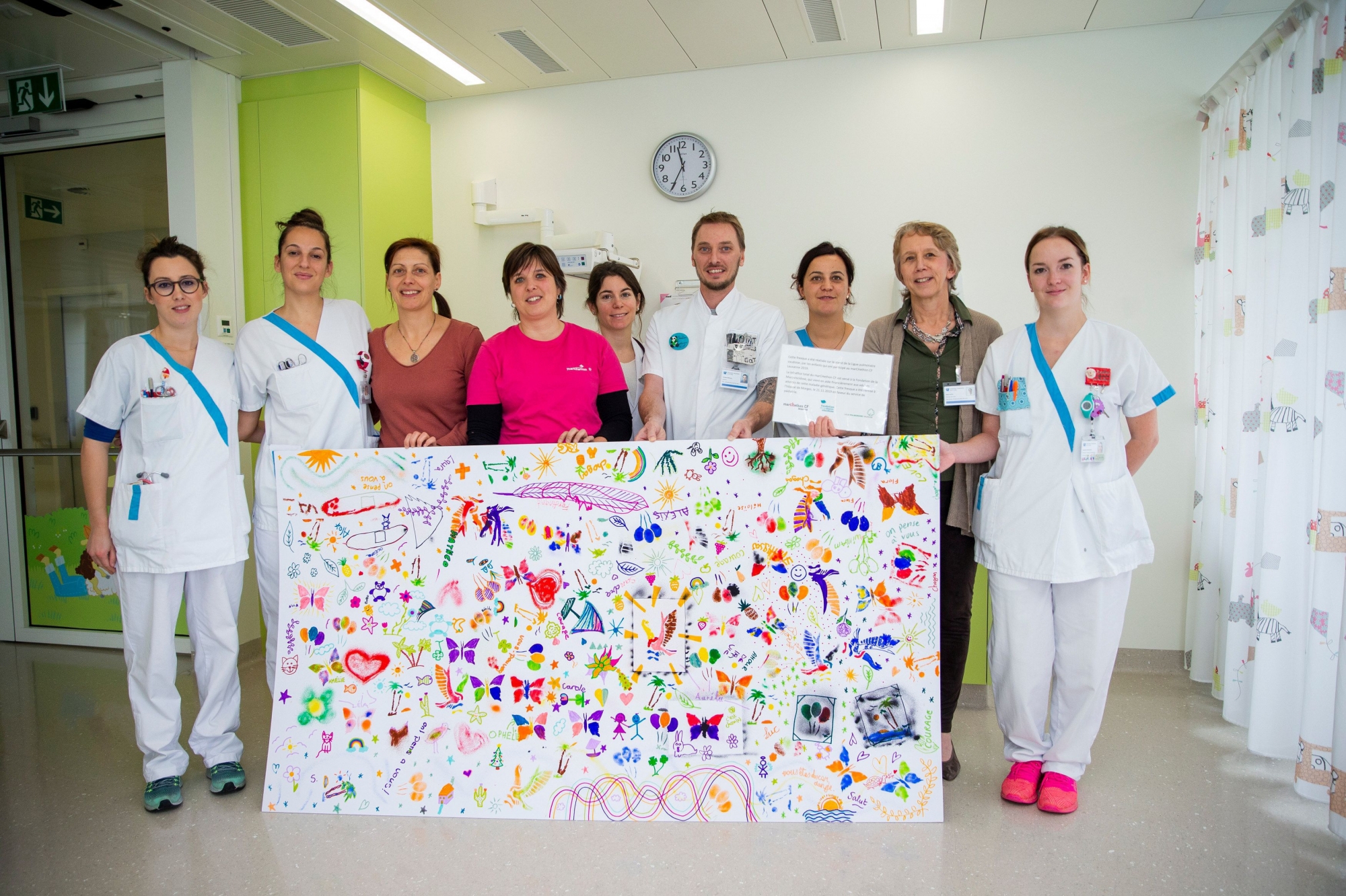 La Ligue pulmonaire vaudoise et le Marchethon CF Lausanne ont remis la fresque au service de pédiatrie de l'Hôpital de Morges, jeudi.