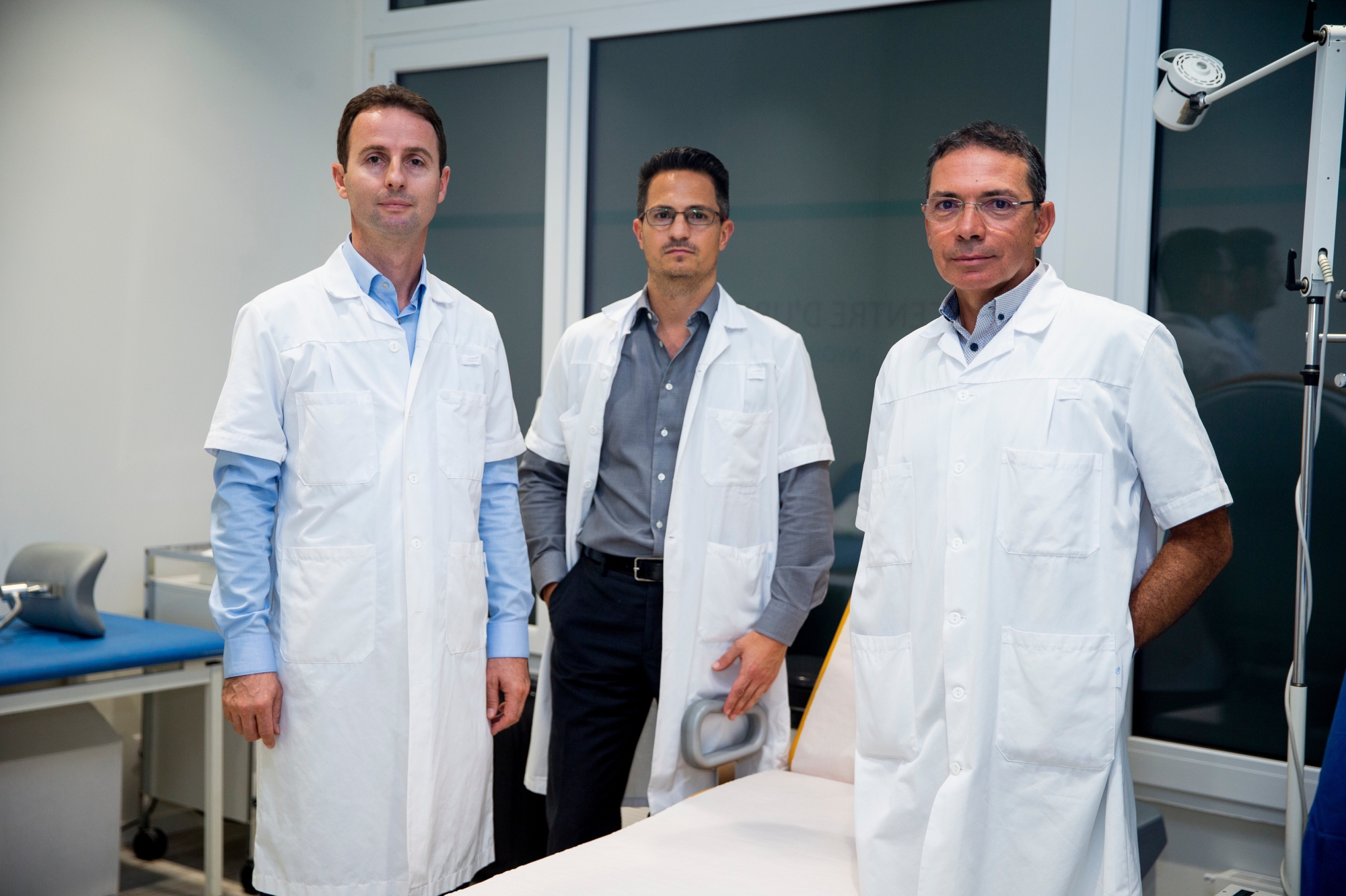 L'équipe du centre d’urologie à l'Hôpital de Nyon: le Dr Durrsim Ramadani, le Dr Matieu Uffer et Dr Karim Kellou.