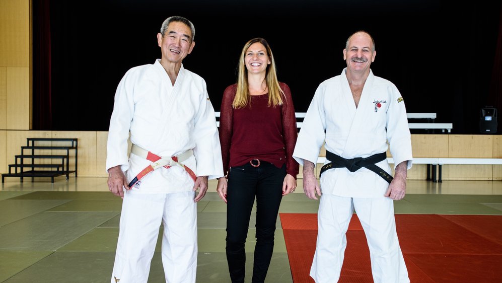 De gauche à droite: Hiroshi Katanishi (8e dan), la présidente du Judo Club Ballens Aude Jotterand et Alain Jotterand, fondateur et entraîneur principal du club (6e dan).