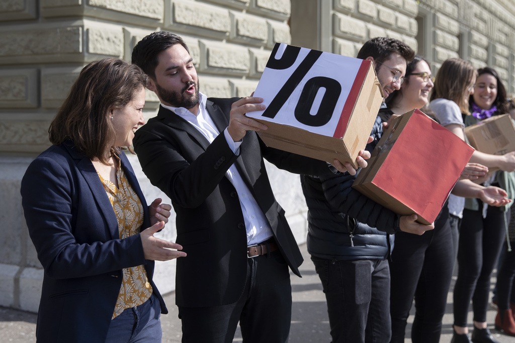 Mattea Meyer, à gauche, et Cedric Wermuth, qui lui tend un carton de signatures, ici en avril 2019, pourraient être le nouveau visage du PS suisse.
