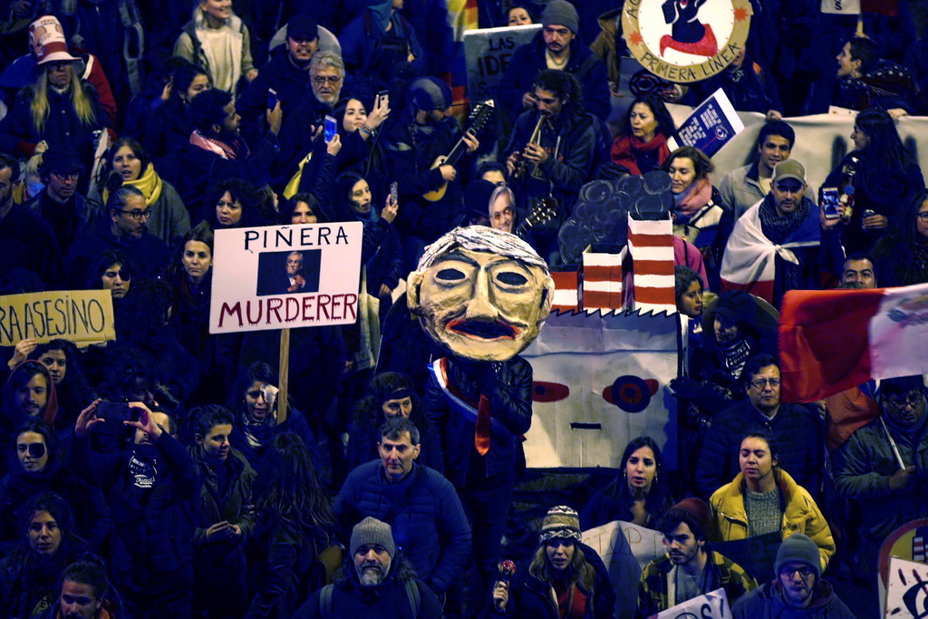 Des milliers de personnes manifestaient vendredi soir à Madrid.