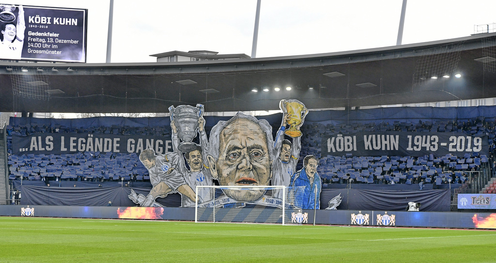 Le magnifique tifo des fans zurichois en mémoire de Köbi Kuhn.