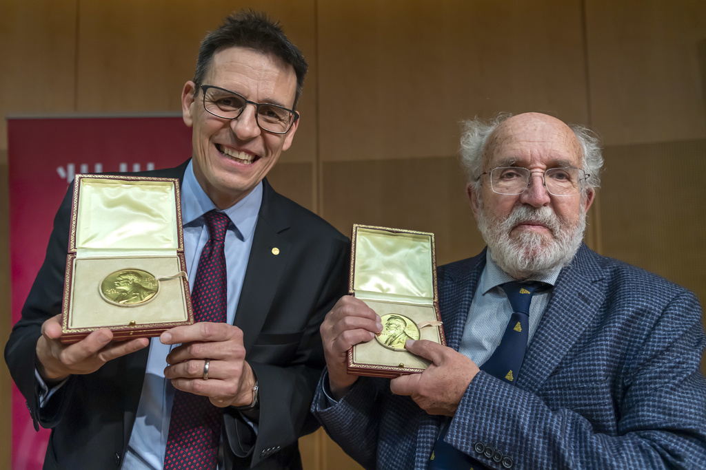 Didier Queloz et Michel Mayor posent avec les médailles reçues à Stockholm.