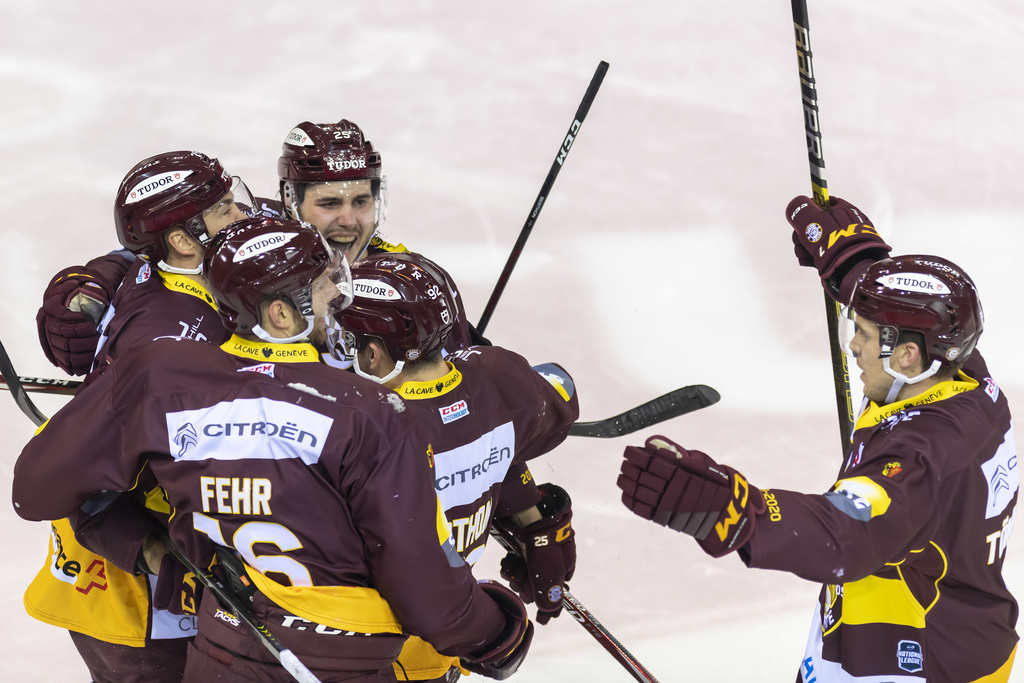 Les joueurs du club genevois célèbrent leur victoire.