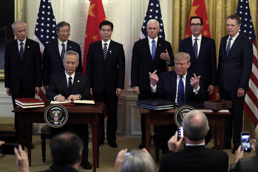 Le président américain Donald Trump (assis à droite) a signé un accord avec Liu He, vice-Premier ministre chinois, en grande pompe à la Maison Blanche. 