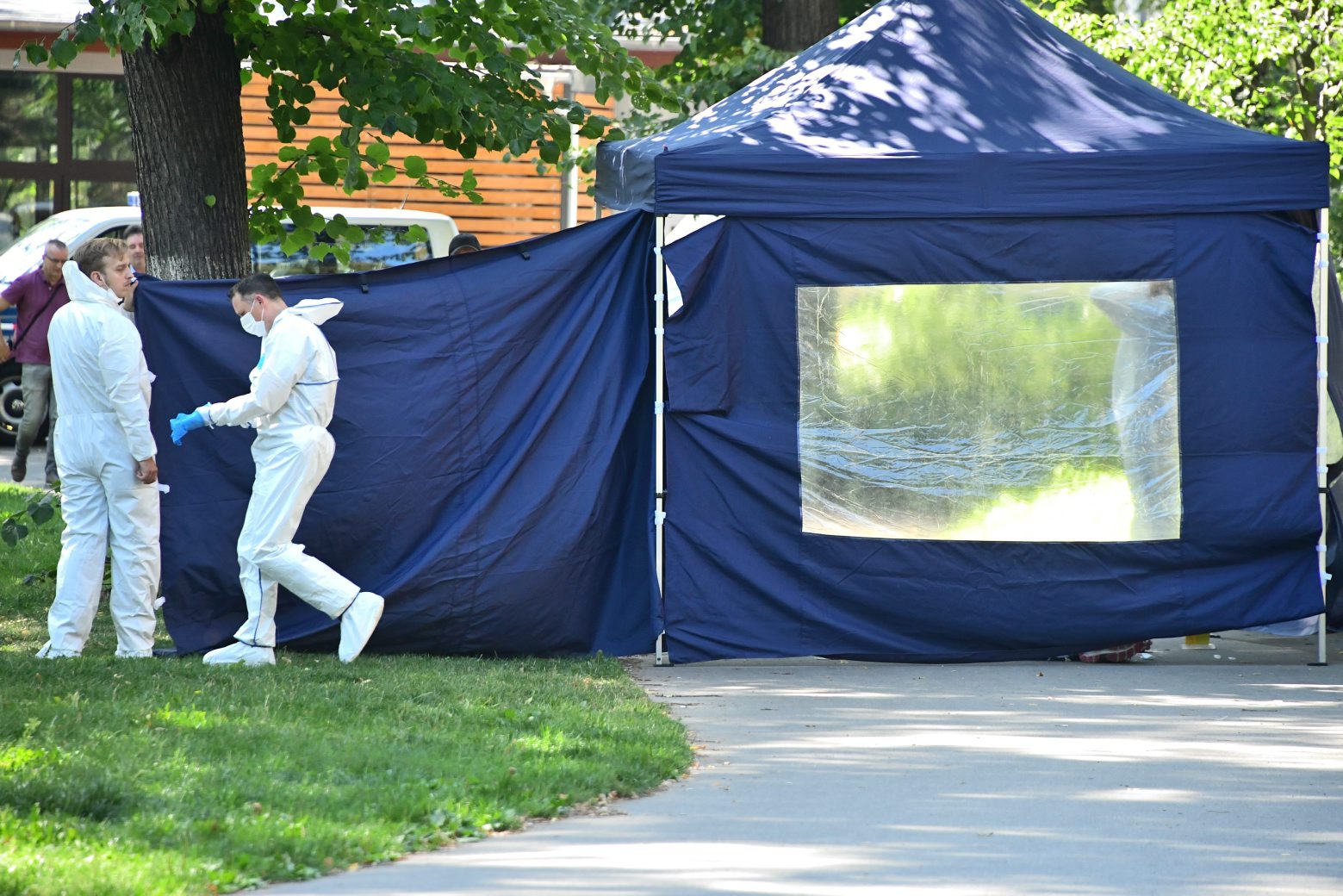 epa08043584 (FILE) Police officers investigate a crime scene in Berlin, Germany, 23 August 2019 (reissued 04 December 2019). German Ministry of Foreign Affairs on 04 December 2019, declared two employees of the Russian Embassy Berlin to be persona non grata with immediate effect. With this step the German Government reacts to the fact that the Russian authorities, despite repeated high-ranking requests, did not sufficiently participate in the investigation of the murder of Tornike K. in Berlin on 23 August 2019, the ministry stated. The German Federal Prosecutor General's Office declared on the same day that the office took over the investigation in this case.  EPA/CLEMENS BILAN (FILE) (FILE) GERMANY RUSSIA DIPLOMACY CRIME