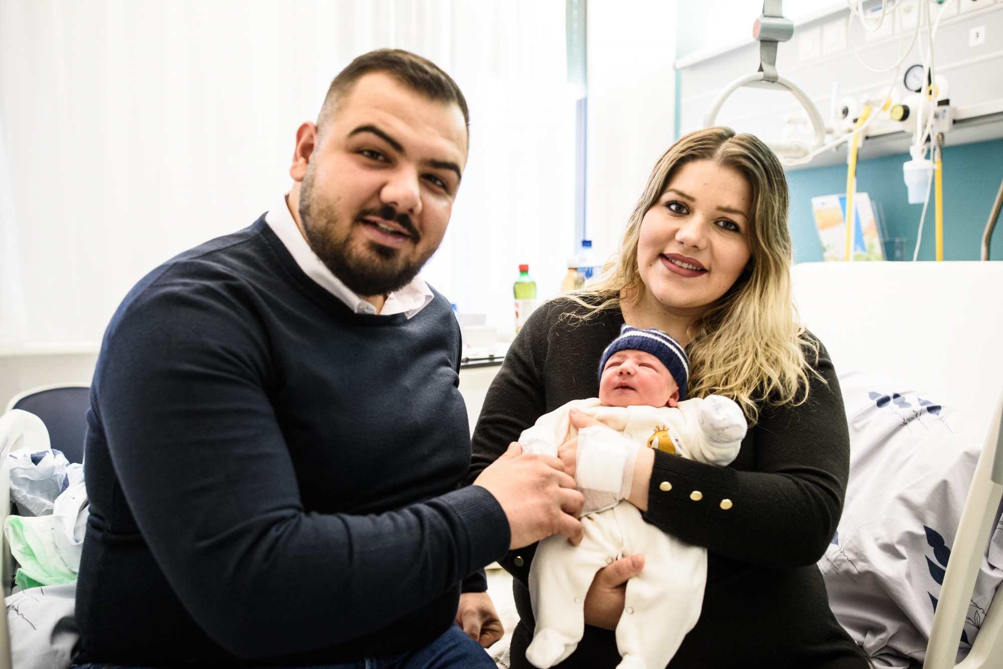 Imer, entouré de ses parents Blerta et Perparim Shabanaj, mesure 49 cm et pesait 2,910 kg à la naissance.
