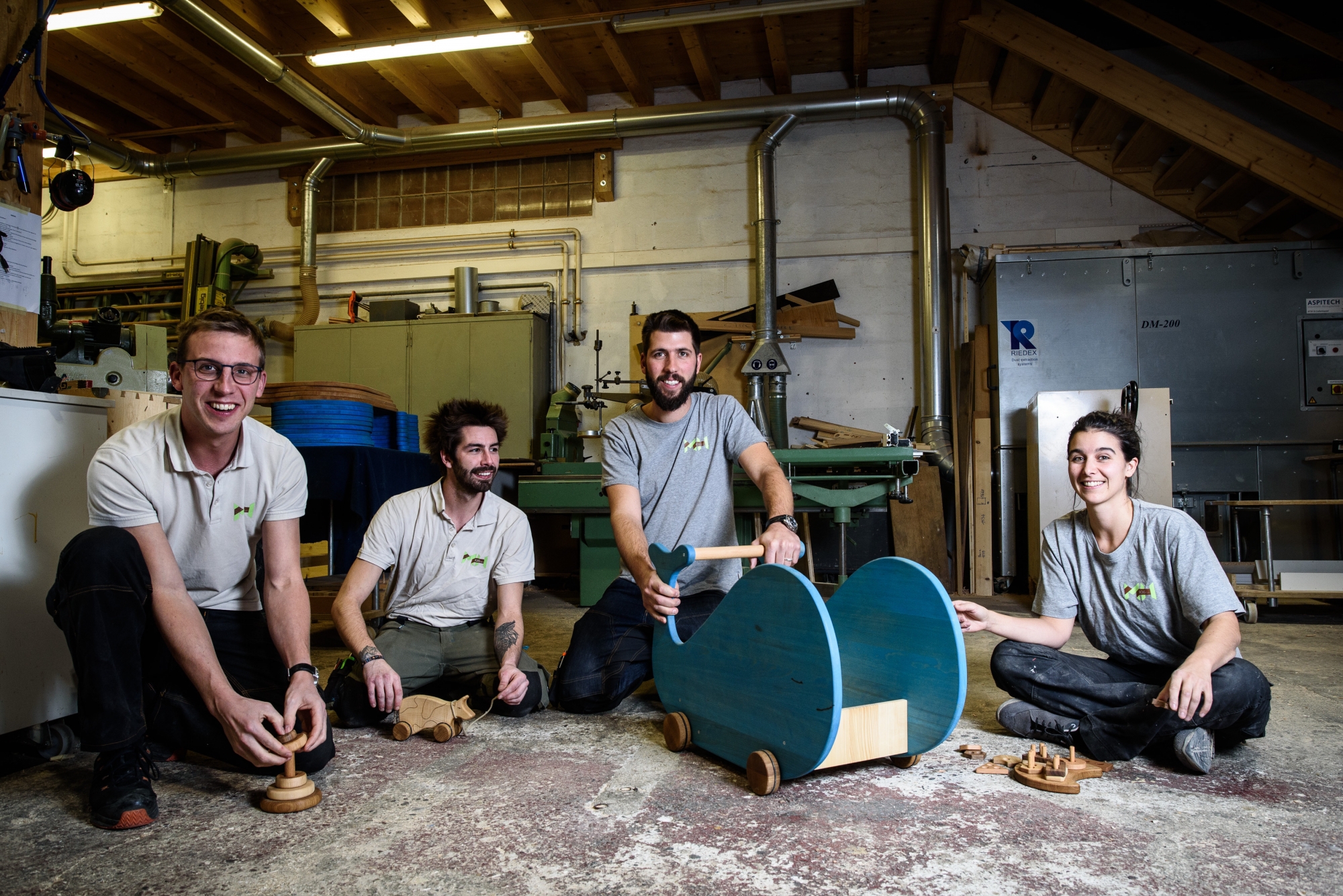 A l'entreprise MH Bois, on fabrique des jouets pour enfants. De gauche à droite: Bastien Morax (associé), Stan Lartigue, Yoann Humbert (associé), et Sandrine Huck