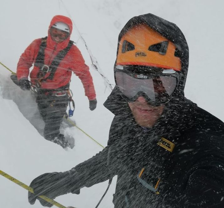 L'équipe responsable de l'installation en a profité pour faire de l'alpinisme afin de dégager certains pans de l'étoile recouverts par la neige.